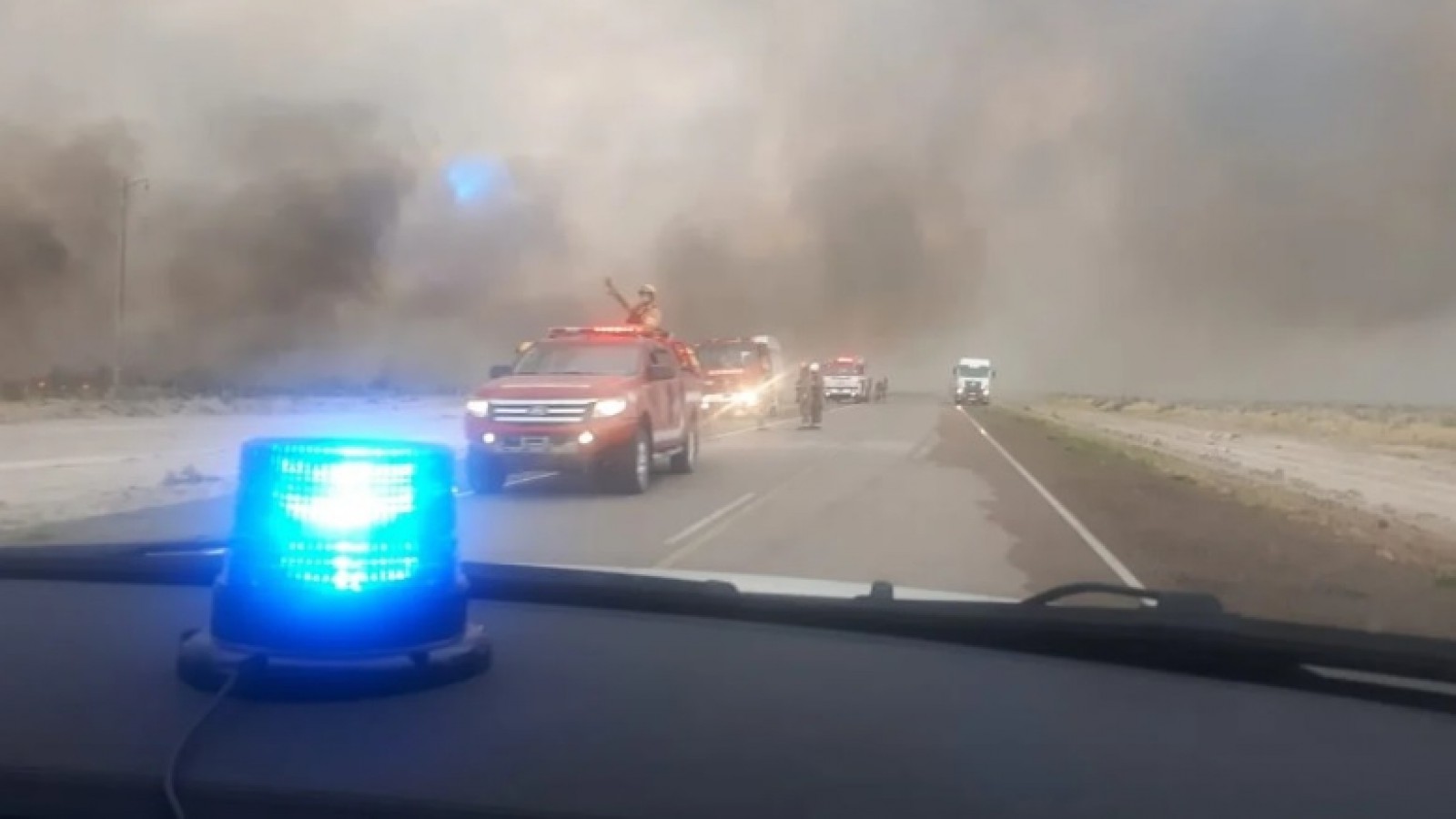 Por los incendios, evacúan a las personas aisladas en Puerto Pirámides